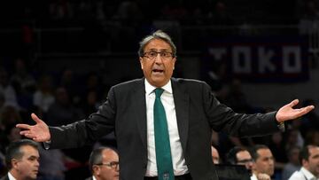 GRAF7697. VITORIA, 03/03/2019.- El entrenador del Unicaja de M&aacute;laga, Luis Casimiro, durante el partido de liga ACB que Baskonia y Unicaja juegan esta tarde en el Fernando Buesa de Vitoria. EFE/ADRI&Aacute;N RUIZ DE HIERRO