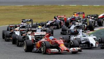 Fernando Alonso en las primeras curvas tras la salida del GP de España de Fórmula 1.