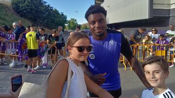 Boyomo, con dos jóvenes aficionados.