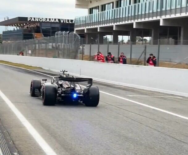 El Aston Martin saliendo de boxes en Barcelona.