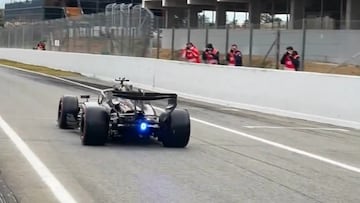 El Aston Martin saliendo de boxes en Barcelona.