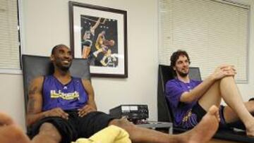 <b>SOBRE ELLOS, LA GLORIA. </b>Bryant y Gasol descansan en las camillas de Staples. Sobre ellos brilla la gloria: Magic Johnson y James Worthy.