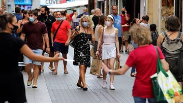 LLORET DE MAR 16/07/2020 poca gente en una de las calles mas comerciales de de lloret de mar turismo turistas vacaciones verano economia trabajo dinero paro consumo enfermedades infecciosas pandemia contagio medidas contencion salud publica proteccion mascarilla mascarillas emergencia sanitaria desconfinamiento estado de alarma coronavirus covid 19 pandemia enfermedad Foto: Agusti Ensesa
