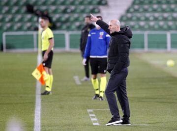 Zidane dando instrucciones en la banda. 