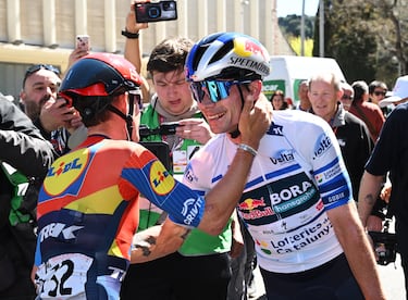 Primoz Roglic junto a Juan Pedro López durante durante la 104.ª Volta Ciclista a Cataluña 2025.