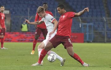 Dani Olmo y Manuel Akanji.