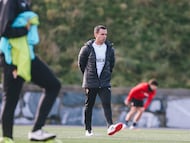 05-12-25. BORJA JIMÉNEZ, EN EL ENTRENAMIENTO DEL SPORTING EN AREITIO.