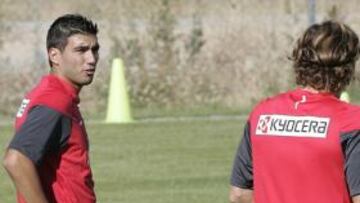 Reyes habla con Forlán durante un entrenamiento.