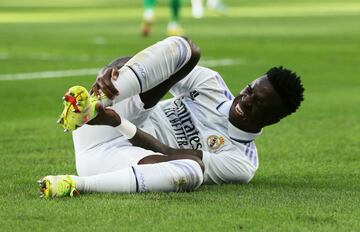 Vinicius se duele en el suelo.