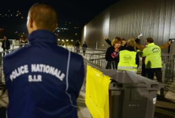 La policía se emplea a fondo en los registros y controles de seguridad fuera del estadio "Allianz Riviera" en Niza, antes del partido Niza - Lyon