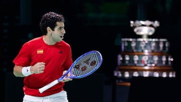 FOTODELDÍA - BOLONIA (Italia), 23/11/2025.- El español Jaume Munar, en acción frene al italiano Flavio Cobolli durante su partido de individuales de la Final de la Copa Davis 2025 en el Centro de Exposiciones Fiere en Bolonia, Italia. EFE/Elisabetta Baracchi