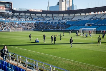 Los jugadores del Zaragoza disputan un partidillo a medio campo en la portera opuesta a donde estaba el pblico.