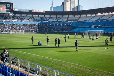 Los jugadores del Zaragoza disputan un partidillo a medio campo en la portera opuesta a donde estaba el pblico.