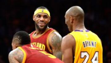 LeBron James junto a Kobe Bryant.