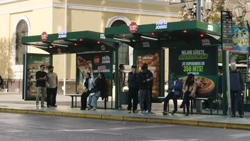 Una locura: influencers reparten pizza en un paradero de Santiago con forma de horno