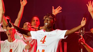 Nico Williams durante la celebración de la victoria en la Eurocopa de la selección española de fútbol, a 15 de julio de 2024, en Madrid (España)
DEPORTE;FIESTA;FÚTBOL;GENTE
Óscar Ortiz / Europa Press
16/07/2024
