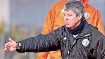 <b>PROFESIONAL. </b>El entrenador aseguró que siga o se vaya exigirá el máximo a sus jugadores.