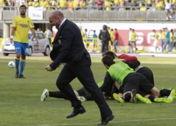 El entrenador del Córdoba, Albert Ferrer, y sus jugadores celebran el ascenso a Primera División al término del partido de la Liga Adelante ante la UD Las Palmas, disputado esta tarde en el estadio de Gran Canaria.