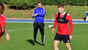 Guti, con los jugadores del Almer&iacute;a.