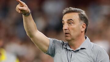 Carlos Carvalhal da instrucciones durante el partido contra el Sevilla.