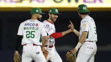 MEXICALI (MÉXICO), 06/02/2025.- Jack Mayfield (i), Michael Weilansky (c) y Mateo Gil (d) de México reaccionan ante Puerto Rico este jueves, durante un juego de la fase de grupos de la Serie del Caribe de Beisbol 2025, en el estadio Nido de los Águilas en la ciudad de Mexicali en el estado de Baja California (México). EFE/ Sáshenka Gutiérrez