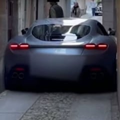 Un Ferrari de 225.000 euros, atrapado en un callejón de Italia