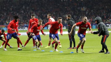 El 'Profe' Ortega dirige la sesión de calentamiento previo al Atlético-Barcelona en el Metropolitano con un ejercicio con Koke, Saúl, Trippier y Thomas.