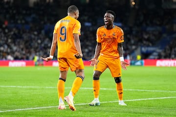 Celebración de Kylian Mbappé y Vinicius tras el tanto del francés.