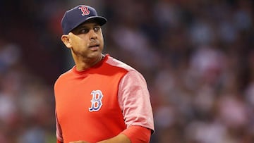 El actual manager de Red Sox est&aacute; en el ojo del hurac&aacute;n pues enfrenta acusaciones por robar se&ntilde;ales tanto con la novena de Boston como con Astros.