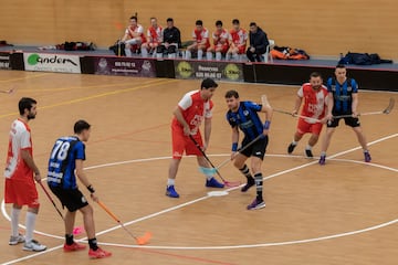 Ambos equipos tienen cinco jugadores y un portero en la pista y se podrn realizar tantos cambios como se crean oportunos sin necesidad de parar el juego. Cada equipo podr contar con hasta 20 jugadores.