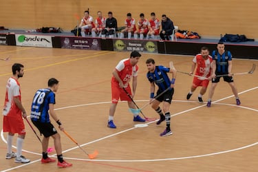 Ambos equipos tienen cinco jugadores y un portero en la pista y se podrán realizar tantos cambios como se crean oportunos sin necesidad de parar el juego. Cada equipo podrá contar con hasta 20 jugadores.