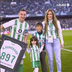 Afición del Betis despide a Andrés Guardado con el ‘Cielito Lindo’