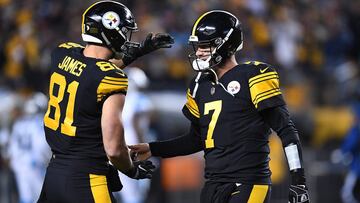 PITTSBURGH, PA - NOVEMBER 08: Ben Roethlisberger #7 of the Pittsburgh Steelers celebrates with Jesse James #81 after throwing a 75 yard touchdown to JuJu Smith-Schuster #19 during the first quarter in the game against the Carolina Panthers at Heinz Field 