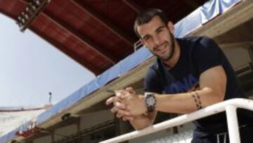 FUTURO INCIERTO. Negredo posa en el estadio Sánchez Pizjuán. El futbolista vallecano abandonará el Sevilla este verano.