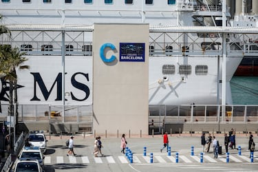 As¨ª es el MSC Armon¨ªa: el crucero de 1.500 personas que est¨¢ varado en el puerto de Barcelona