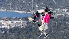 Una esquiadora intenta hacer una dominada en el telesilla y acaba colgada a gran altura