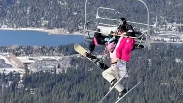 Esquiadora sujetada por amigas en un telesilla de Big Bear