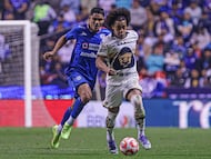Gabriel Fernandez (L) of Cruz Azul fights for the ball with Adalberto Carrasquilla (R) of Pumas during the 17th round match between Cruz Azul and Pumas UNAM as part of the Liga BBVA MX, Torneo Apertura 2025 at Cuauhtemoc Stadium, on November 08, 2025 in Puebla, Mexico.