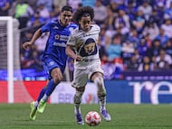 Gabriel Fernandez (L) of Cruz Azul fights for the ball with Adalberto Carrasquilla (R) of Pumas during the 17th round match between Cruz Azul and Pumas UNAM as part of the Liga BBVA MX, Torneo Apertura 2025 at Cuauhtemoc Stadium, on November 08, 2025 in Puebla, Mexico.