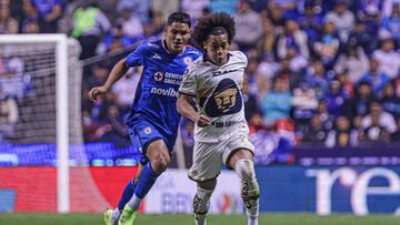 Gabriel Fernandez (L) of Cruz Azul fights for the ball with Adalberto Carrasquilla (R) of Pumas during the 17th round match between Cruz Azul and Pumas UNAM as part of the Liga BBVA MX, Torneo Apertura 2025 at Cuauhtemoc Stadium, on November 08, 2025 in Puebla, Mexico.