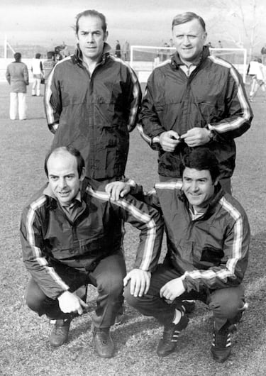 José Santamaría posa con Luis Suárez, a su derecha y con Jesús Pereda (abajo, izquierda) y Mariano Moreno (abajo, derecha), todos miembros de la selección española a principios de los años 80 del pasado siglo.  