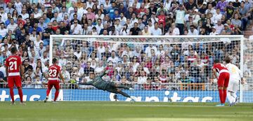 Real Madrid 3-1 Granada | Error de Areola que provoca penalti y que Mach¨ªs se encarg¨® en transformarlo.