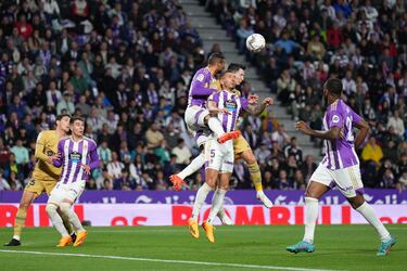 Robert Lewandowski salta entre los jugadores del Valladolid, Joaquín y Javi Sánchez.