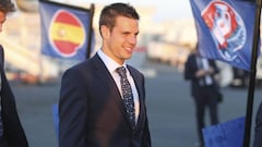 LA02 LA ROCHELLE (FRANCIA) 09/06/2016.- El futbolista de la selecci&oacute;n espa&ntilde;ola de f&uacute;btol C&eacute;sar Azpilicueta llega junto al resto del equipo al aeropuerto de La Rochelle en Francia hoy, 9 de junio de 2016. La Eurocopa se celebra del 10 de junio al 10 de julio de 2016. EFE/Fotograf&iacute;a facilitada por la UEFA. Solo uso editorial para el evento descrito. La fotograf&iacute;a podr&iacute;a ser distribuida a terceros para su uso con el mismo prop&oacute;sito siempre y cuando no se realice ning&uacute;n cargo. SOLO USO EDITORIAL/NO VENTAS/NO ARCHIVO