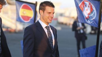 LA02 LA ROCHELLE (FRANCIA) 09/06/2016.- El futbolista de la selecci&oacute;n espa&ntilde;ola de f&uacute;btol C&eacute;sar Azpilicueta llega junto al resto del equipo al aeropuerto de La Rochelle en Francia hoy, 9 de junio de 2016. La Eurocopa se celebra del 10 de junio al 10 de julio de 2016. EFE/Fotograf&iacute;a facilitada por la UEFA. Solo uso editorial para el evento descrito. La fotograf&iacute;a podr&iacute;a ser distribuida a terceros para su uso con el mismo prop&oacute;sito siempre y cuando no se realice ning&uacute;n cargo. SOLO USO EDITORIAL/NO VENTAS/NO ARCHIVO