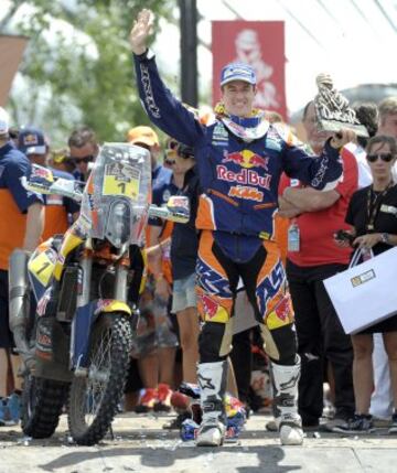 El piloto español de KTM Marc Coma festeja su victoria en la categoría de motos tras la última etapa en el Rally Dakar 2015 hoy, sábado 17 de enero de 2015, entre las localidades de Rosario y Buenos Aires, Argentina. El Dakar 2015 finalizó hoy tras disputarse desde el 3 y el 17 de enero entre Argentina, Chile y Bolivia. 