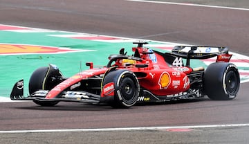 Lewis Hamilton conduce un monoplaza Ferrari F1 en el circuito de Fiorano como parte de las pruebas TPC.