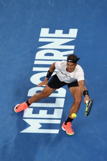 Rafael Nadal devuelve la bola durante el segundo set.