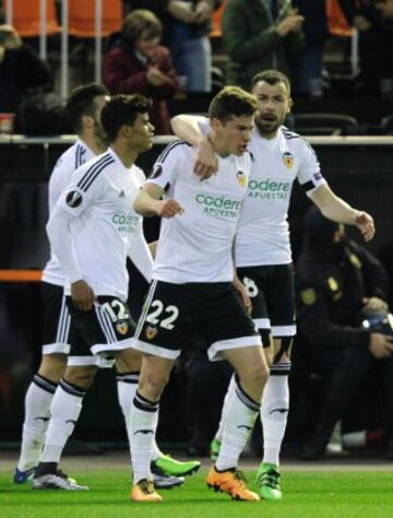 Santi Mina anotó el gol 1-0 para el Valencia