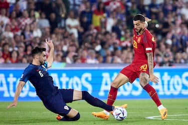 Joselu ante un rival.